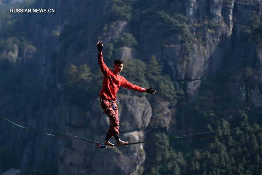 Шестое всемирное соревнование по слэклайну на большой высоте прошло в уезде Сяньцзюй провинции Чжэцзян