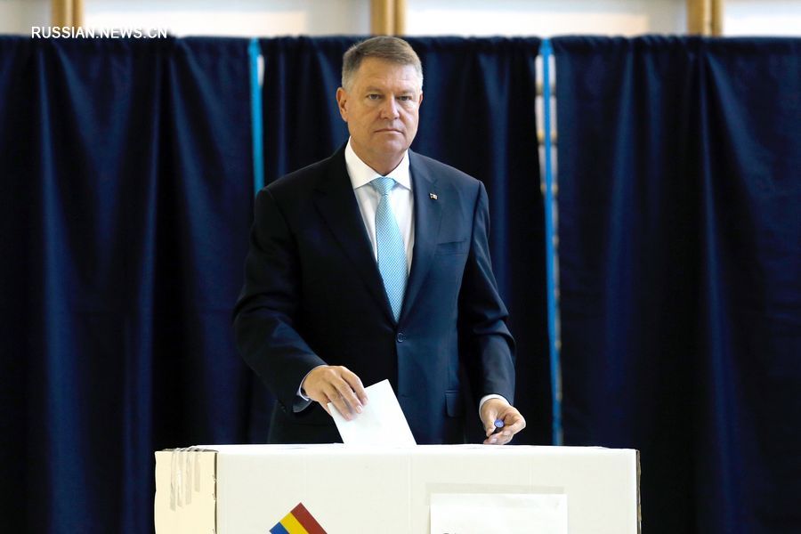 10 ноября действующий президент Румынии Клаус Йоханнис опускает бюллетень на избирательном участке в Бухаресте. /Фото: Синьхуа/