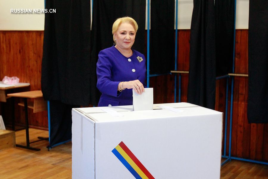 10 ноября председатель Социал-демократической партии Румынии, бывшая глава правительства страны Виорика Дэнчилэ отдает свой голос на избирательном участке в Бухаресте. /Фото: Синьхуа/