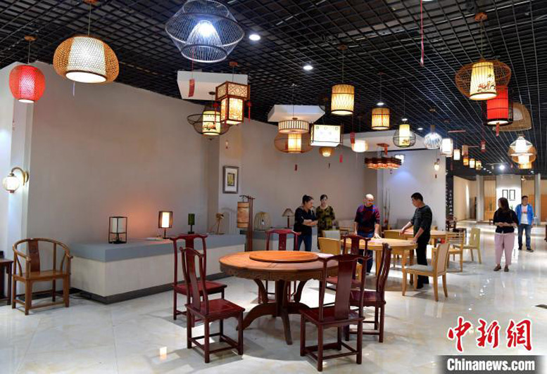 На юге Китая состоялась выставка бамбуковых изделий