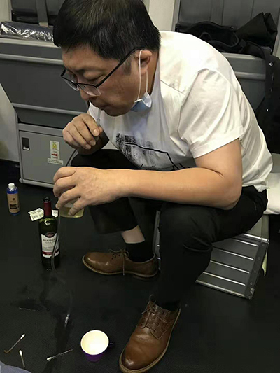 На борту самолета рейса Гуанчжоу-Нью-Йорк врач спас пожилого человека от разрыва мочевого пузыря