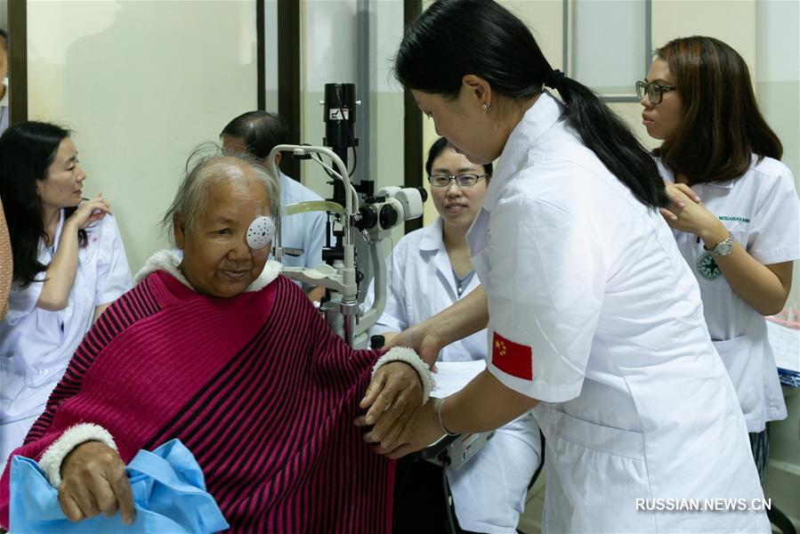 Медики из провинции Юньнань проводят в Лаосе акцию "Яркий путь"