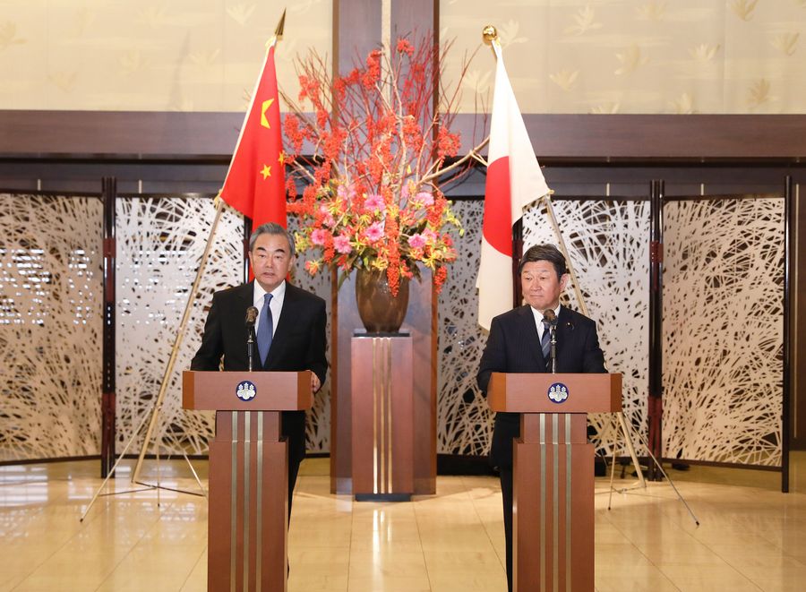 Ван И и глава МИД Японии Тосимицу Мотэги провели совместную пресс-конференцию по итогам двусторонних переговоров. /Фото: Синьхуа/