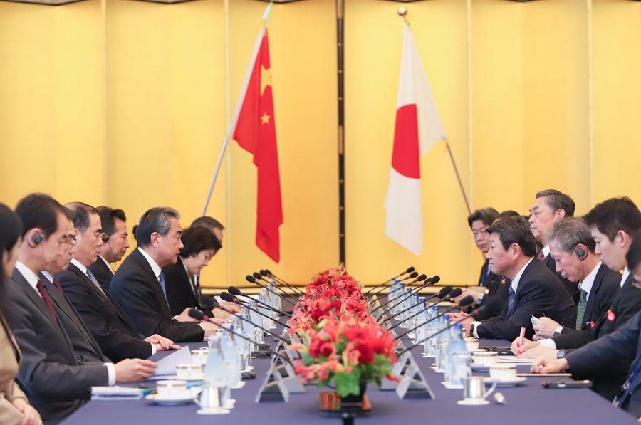 Ван И провел переговоры с главой МИД Японии Тосимицу Мотэги. /Фото: Синьхуа/