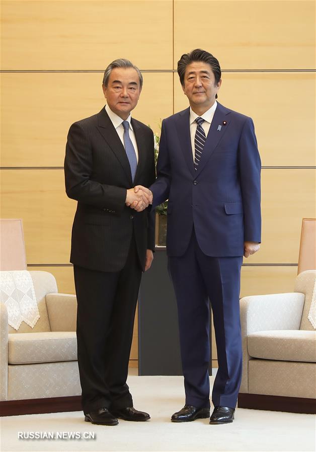 Токио, 25 ноября /Синьхуа/ -- Премьер-министр Японии Синдзо Абэ провел сегодня в Токио встречу с членом Госсовета КНР, министром иностранных дел Ван И. Фотографии Синьхуа/Ду Сяои