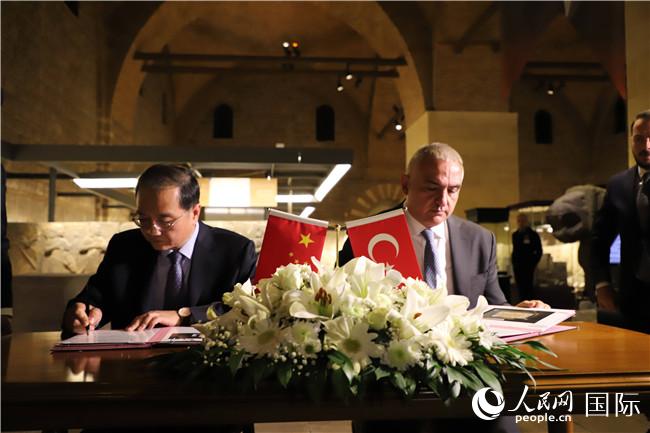 Турция передала Китаю утерянные две редкие культурные ценности