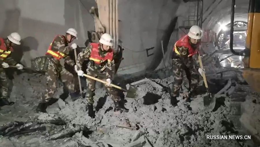 Четверо человек погибли, еще восемь заблокированы в результате прорыва воды и грязи в туннеле на юго-западе Китая