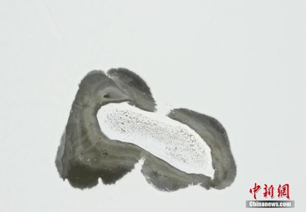 Живописная покрытая снегом река на севере Китая