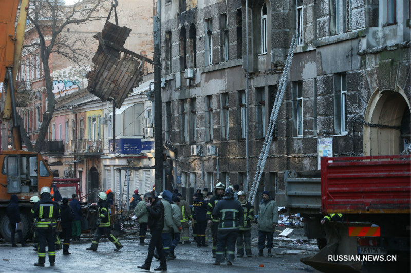 Количество погибших при пожаре в колледже в Одессе на юге Украины увеличилось до десяти. /Фото: Синьхуа/
