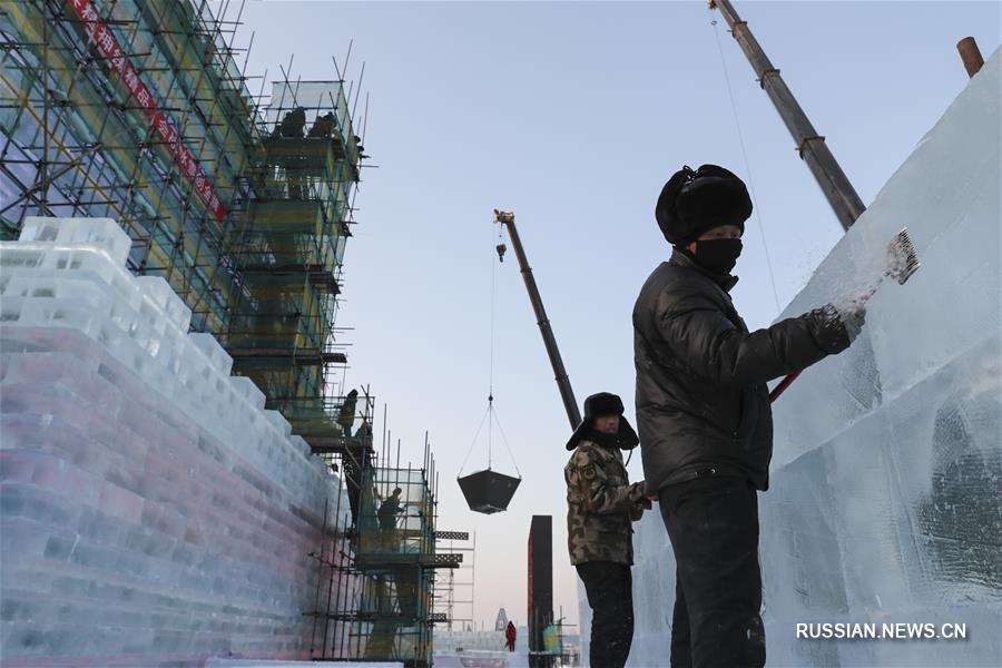 Строительство "ледово-снежной фабрики мечты" в Харбине