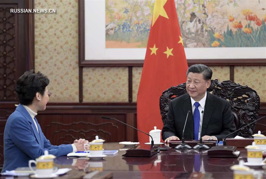 Си Цзиньпин встретился с главой администрации САР Сянган Линь-Чжэн Юээ