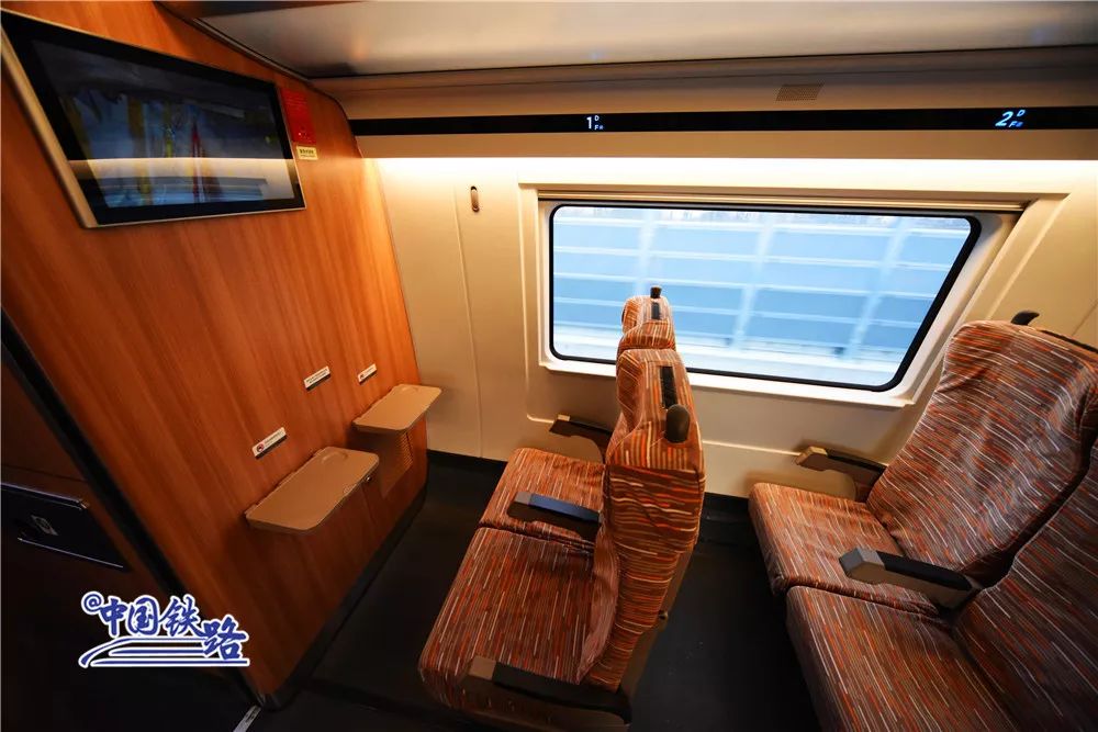 Как выглядят вагоны высокоскоростного поезда Пекин - Чжанцзякоу？