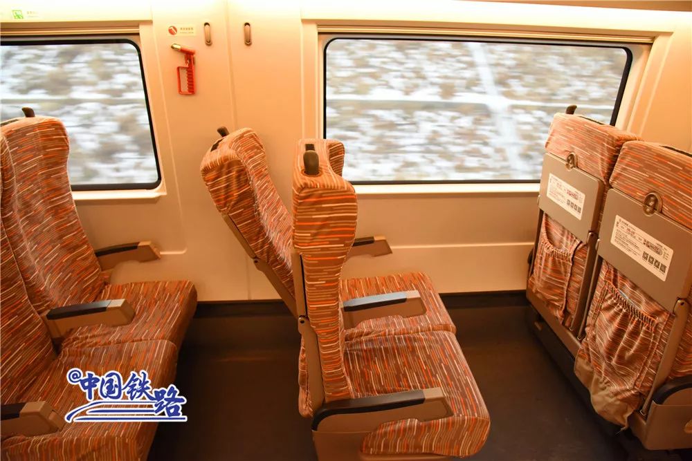 Как выглядят вагоны высокоскоростного поезда Пекин - Чжанцзякоу？