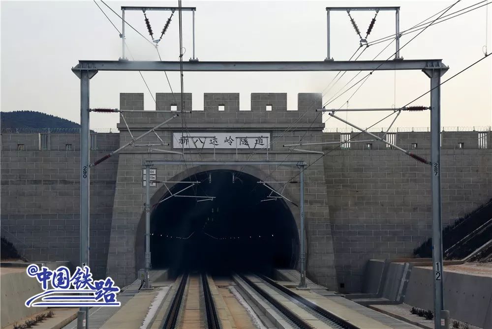 На фото: новый железнодорожный туннель Бадалин