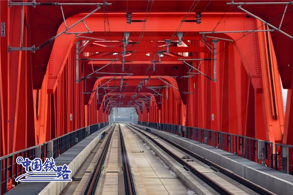 На фото: железнодорожный мост водохранилища Гуаньтин