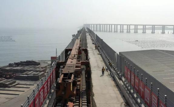 Началась укладка рельсов на самом длинном в мире мосту через морской пролив в китайской провинции Фуцзянь