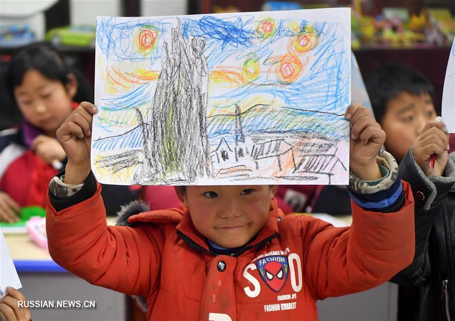 Уроки искусства для детей в горной местности Центрального Китая