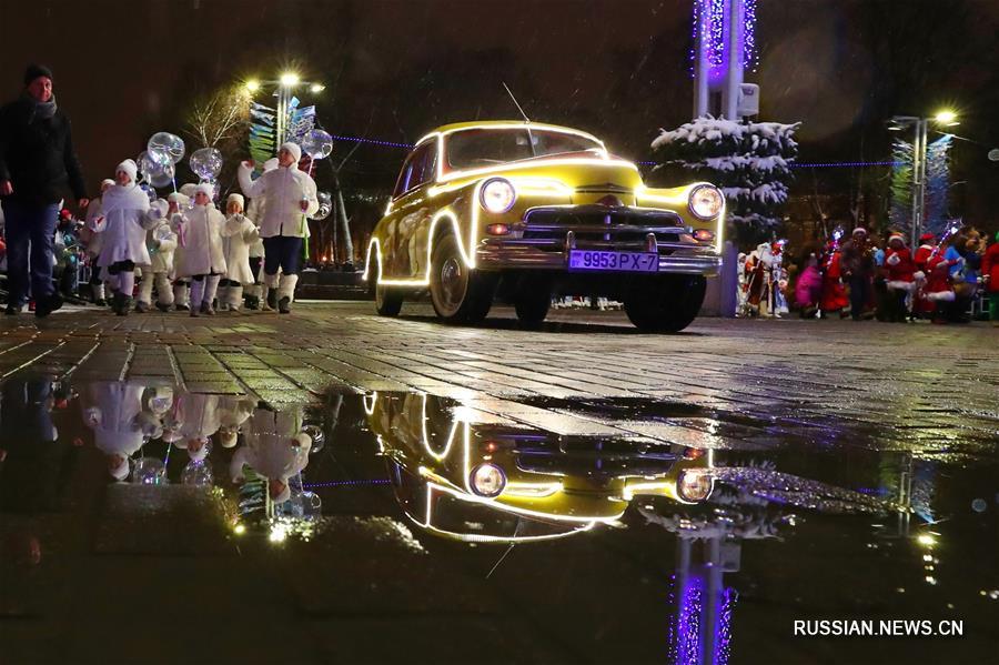 Новогоднее шествие Дедов Морозов и Снегурочек в Минске