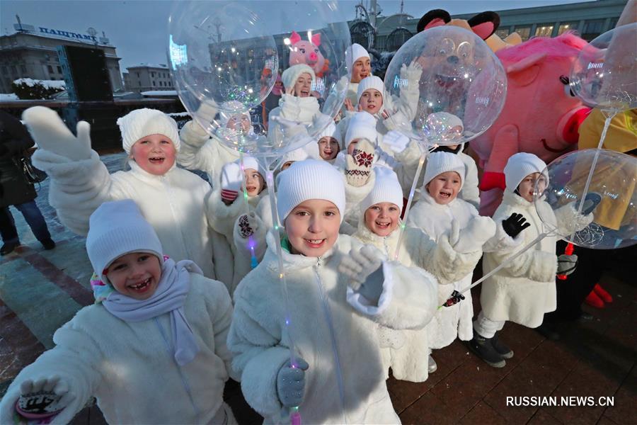 Новогоднее шествие Дедов Морозов и Снегурочек в Минске