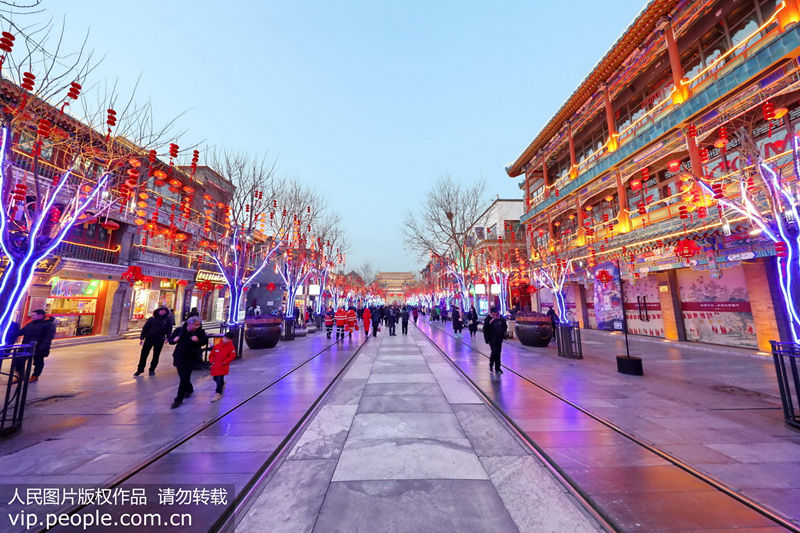 На улице Цяньмэнь Пекина украшают праздничные фонари