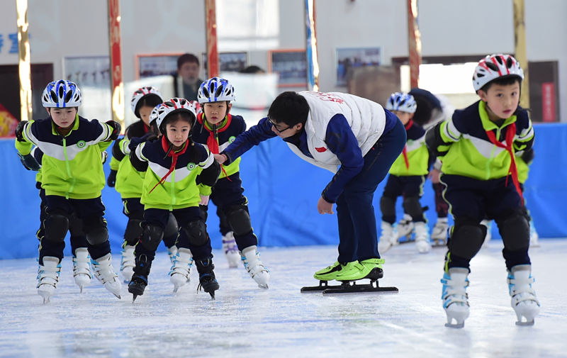 Школьники района Яньцин в Пекине проводят зимние каникулы на лыжах и коньках 