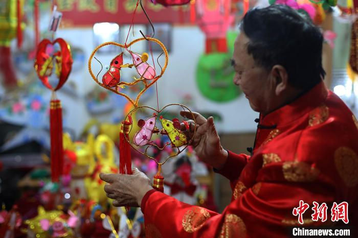 Китайский народный мастер делает мини-фонари в виде крысы к празднику Весны
