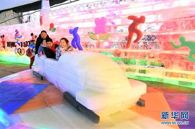 В Пекине сделали фонарики изо льда к празднику Весны