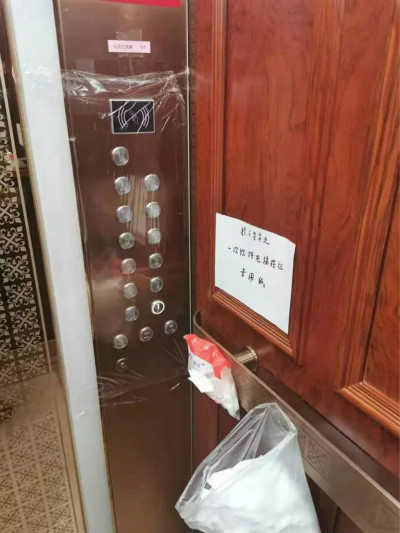 Китайцы приняли новые меры предосторожности в лифтах
