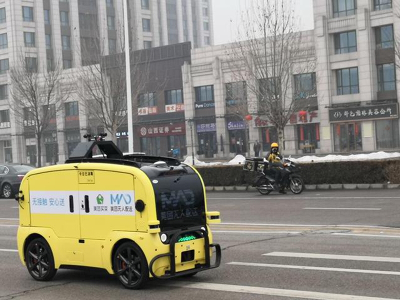 Беспилотные автомобили компании Meituan доставляют продукты питания жителям Пекина