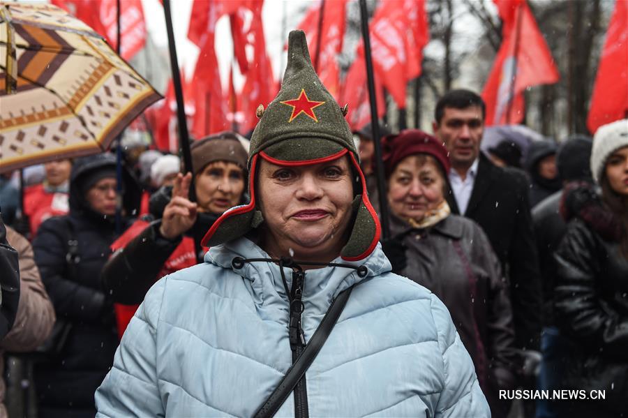 КПРФ провела в Москве шествие по случаю Дня защитника Отечества