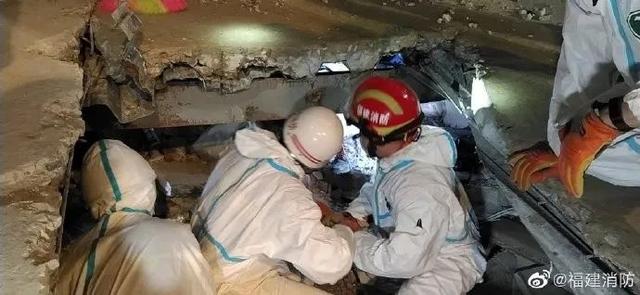 49 человек спасены после обрушения здания отеля в Восточном Китае