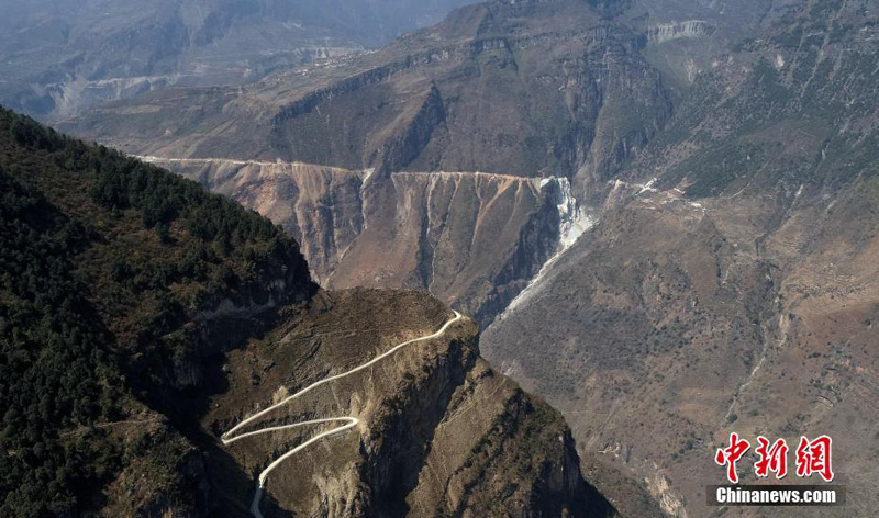 Шоссе в горном ущелье провинции Сычуань Китая