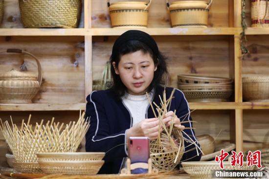 Китаянка открыла онлайн-курс по плетению из бамбука во время эпидемии