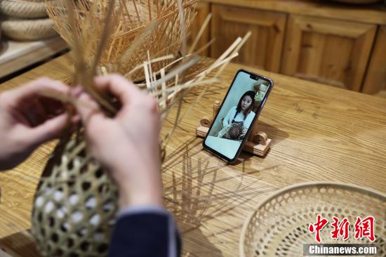 Китаянка открыла онлайн-курс по плетению из бамбука во время эпидемии