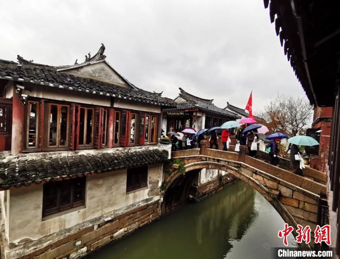 Древний китайский городок Чжоучжуан встретил первую туристическую группу после возобновления работы