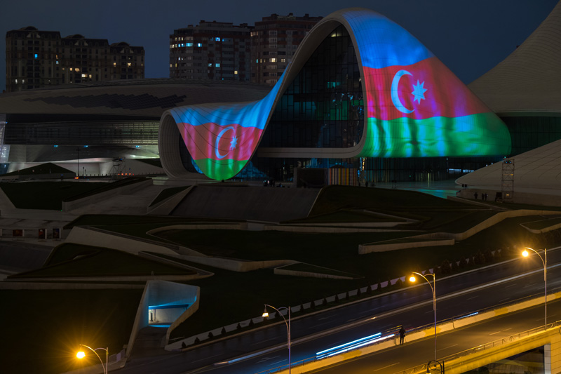 На здании Центра Гейдара Алиева Азербайджане была размещена проекция флага Китая