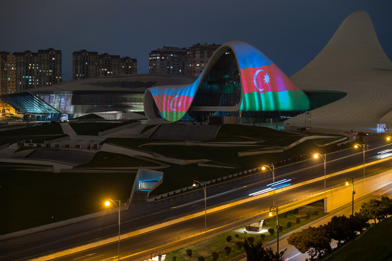 На здании Центра Гейдара Алиева Азербайджане была размещена проекция флага Китая