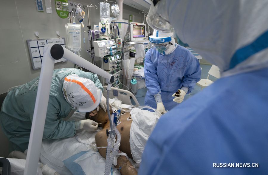 Число тяжело заболевших COVID-19 в Китае впервые упало до менее 200