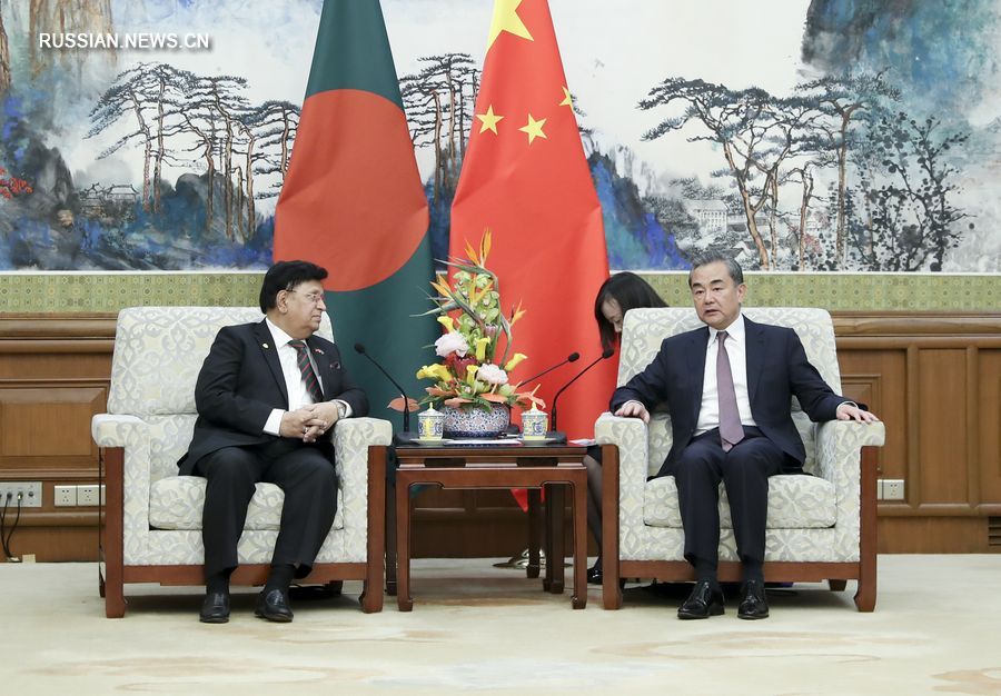 Китайская сторона усилит помощь Бангладеш в борьбе с эпидемией COVID-19 -- Ван И
