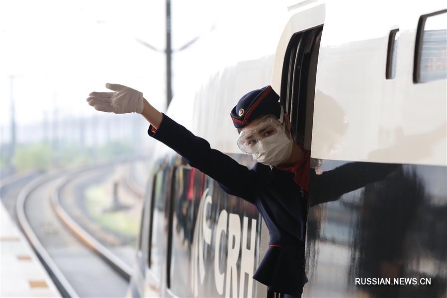 Первый пассажирский поезд отправился из Уханя за пределы провинции Хубэй после снятия ограничений на выезд