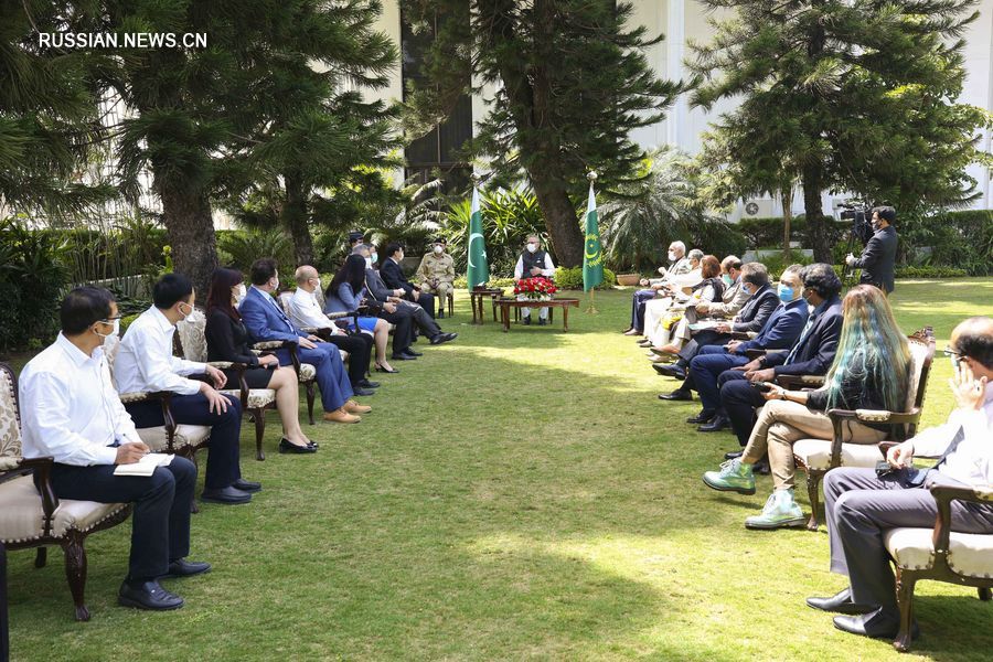 Президент Пакистана встретился с китайскими экспертами-эпидемиологами