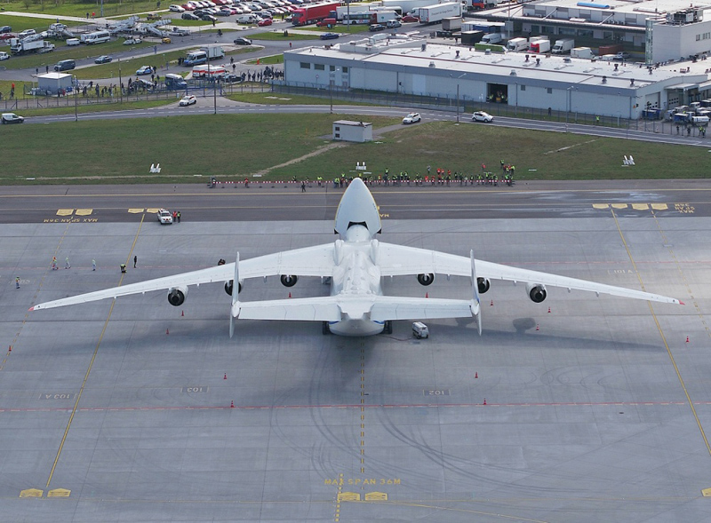 Самый большой в мире самолет Ан-225 с китайскими медикаментами прибыл в Польшу