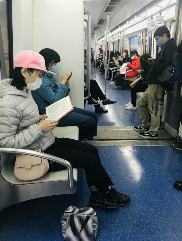 Читатели в метро Пекина