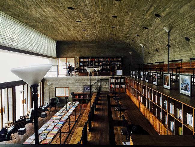 «Самая уединенная в Китае библиотека», находится на берегу моря в курортном городе Циньхуандао.