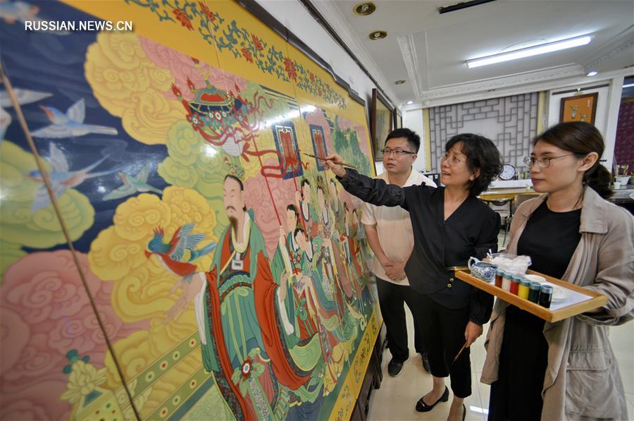 В Пекине создали расписанную золотом ширму по мотивам фрески из храма Чэнъэньсы