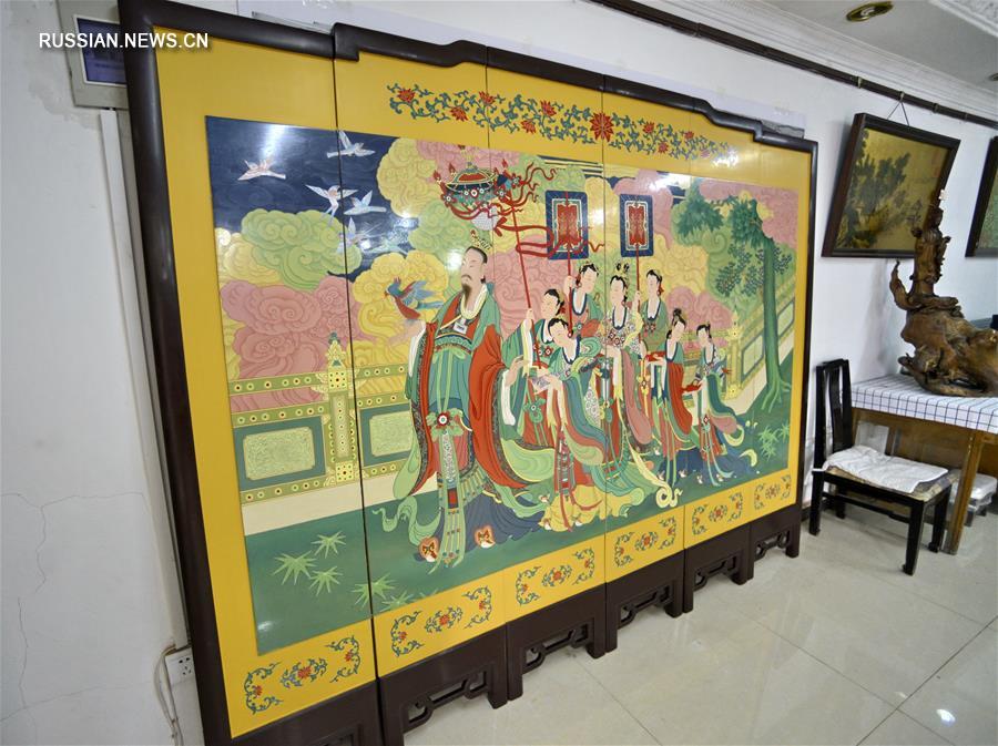 В Пекине создали расписанную золотом ширму по мотивам фрески из храма Чэнъэньсы
