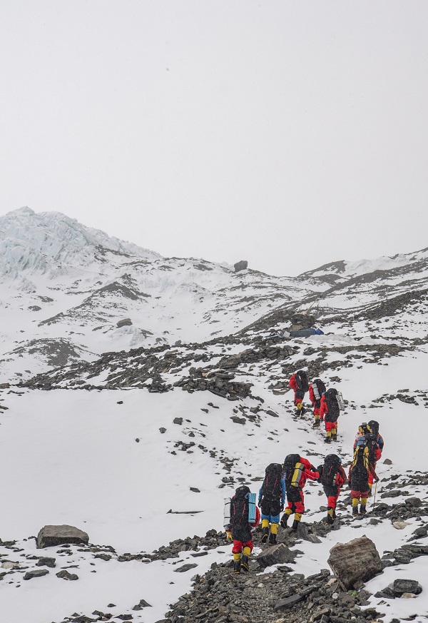 Китайская команда геодезистов прокладывает путь к вершине горы Джомолунгма