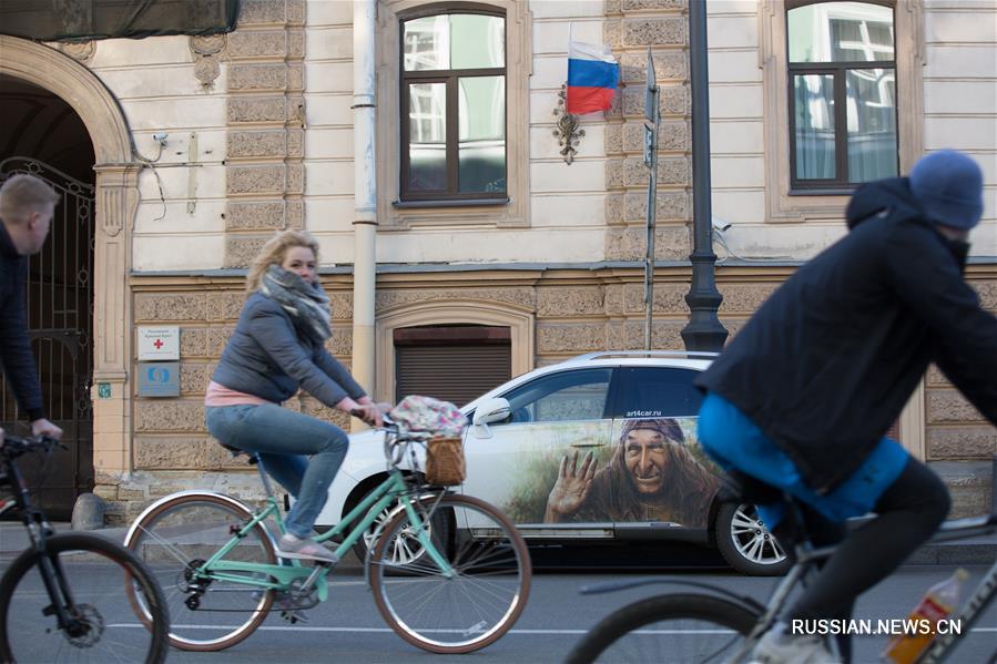 В День Победы жители Петербурга вместо массовых мероприятий вышли на прогулки