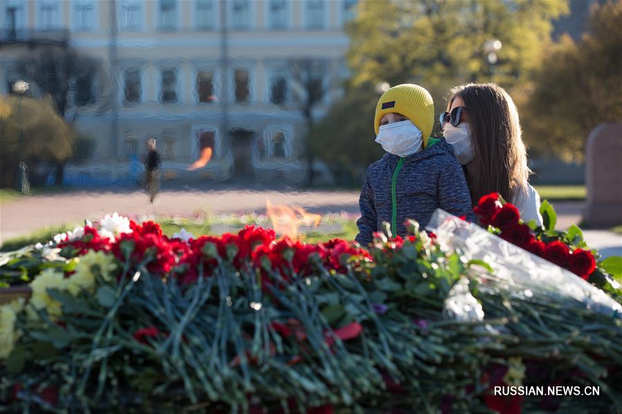 В День Победы жители Петербурга вместо массовых мероприятий вышли на прогулки