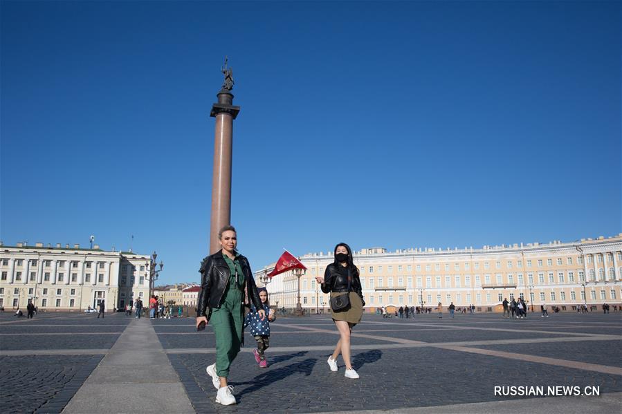 В День Победы жители Петербурга вместо массовых мероприятий вышли на прогулки